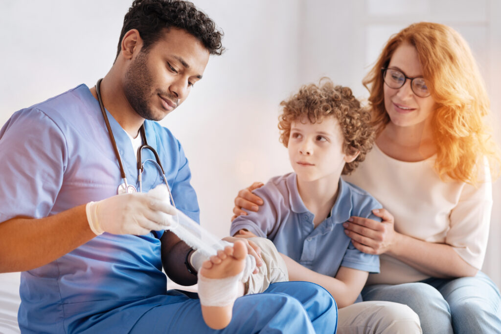 Lady with young child that is receiving urgent medical care from makle health care practiioner